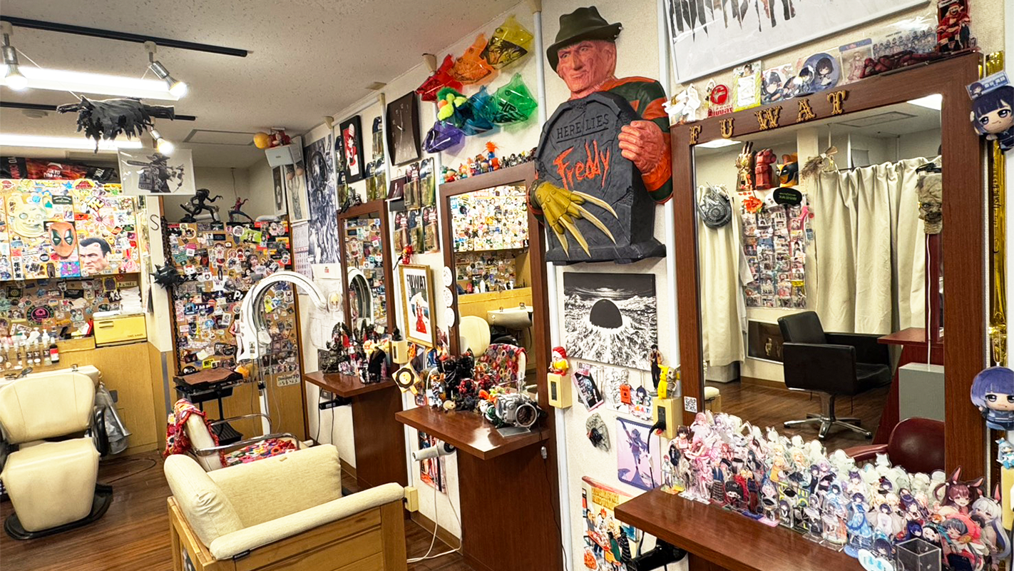 店内写真。さまざまなキャラクターに囲まれた店内。